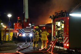 Autobrand slaat over naar woningen in Zwaag, vuur inmiddels onder controle