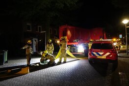 Autobrand slaat over naar woningen in Zwaag, vuur inmiddels onder controle