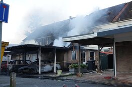 Enorme schade na verwoestende brand in Zwaag bij daglicht goed zichtbaar