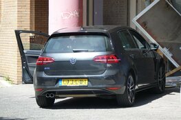 Auto botst tegen achterkant winkel aan in Hoorn