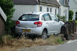 Auto rijdt tegen huis in Berkhout