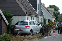 Auto rijdt tegen huis in Berkhout