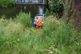 Auto raakt ter water in Zwaag