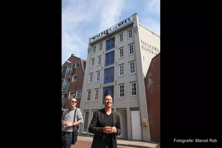 Historische reclame kaashandel Hoorn weer zichtbaar
