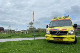 Persoon te water op de Hazeweel in Zwaag