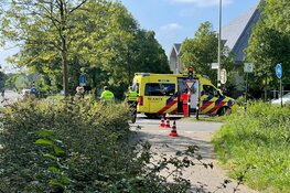 Twee fietsers botsen op elkaar in Blokker