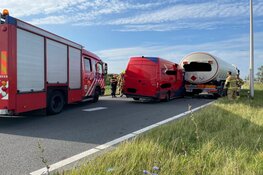 Botsing busje met tankwagen in Zwaag