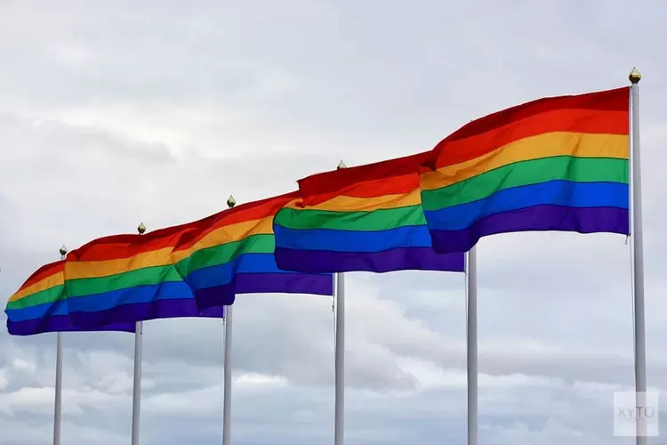 Hijsen regenboogvlag voor de Regenboogweek Westfriesland