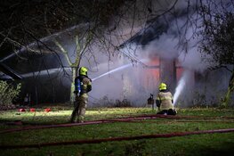 Flinke vlammenzee bij boerderijbrand in Wijdenes