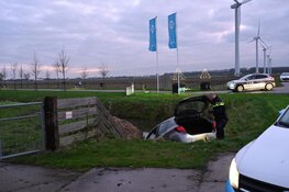 Auto half te water in Berkhout
