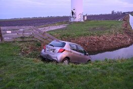 Auto half te water in Berkhout