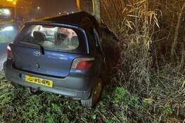 Auto eindigt tegen boom in Zwaag