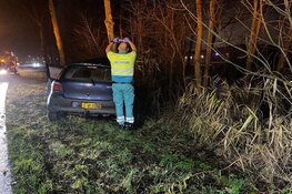 Auto eindigt tegen boom in Zwaag