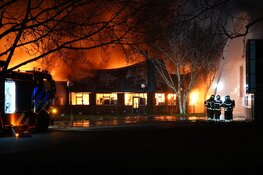 Grote uitslaande brand in bedrijfsverzamelgebouw in Hem