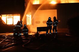 Grote uitslaande brand in bedrijfsverzamelgebouw in Hem