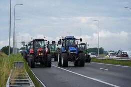Boeren protesteren met blokkades op A9 en Mediapark
