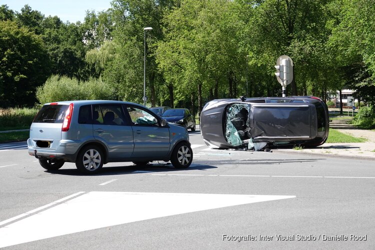 Auto op zijn kant door ongeluk in Hoorn