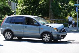 Auto op zijn kant door ongeluk in Hoorn