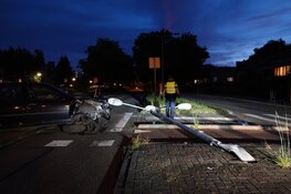 Auto tegen lantaarnpaal na &#39;uitwijkmanoeuvre&#39;