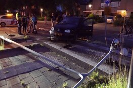 Auto tegen lantaarnpaal na &#39;uitwijkmanoeuvre&#39;