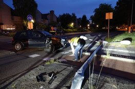 Auto tegen lantaarnpaal na &#39;uitwijkmanoeuvre&#39;