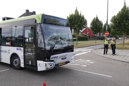 Werkbus op zijn kant na ongeval met Connexionbus in Zwaag