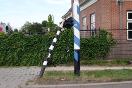 Werkbus op zijn kant na ongeval met Connexionbus in Zwaag