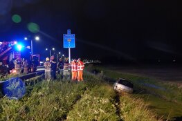 Ouder echtpaar belandt met auto in sloot bij Zwaag