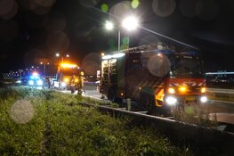 Ouder echtpaar belandt met auto in sloot bij Zwaag