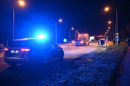 Auto op zijn kant bij ongeval in Hoorn