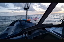 Twee wingfoilers gered vlak voor duisternis