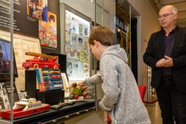 Kinderen van verzamelaar openen LEGO-expo