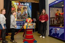Kinderen van verzamelaar openen LEGO-expo