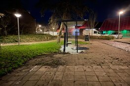 Automobiliste zonder rijbewijs rijdt flinke schade in Zwaag