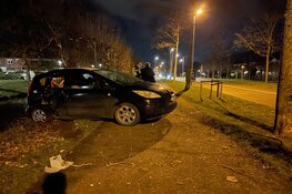 Automobiliste vliegt uit de bocht in Zwaag