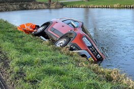 Handrem vergeten: auto te water in Berkhout