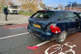 Aanrijding met vier auto&#39;s voor stoplicht in Zwaag