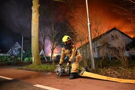 Grote uitslaande brand in Schellinkhout