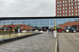 Tientallen boeren protesteren bij conferentie in Van der Valk Hoorn
