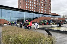 Tientallen boeren protesteren bij conferentie in Van der Valk Hoorn