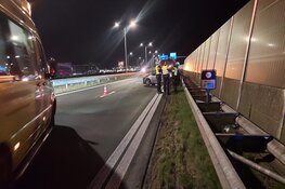 Automobilist tegen vangrail gereden bij Zwaag