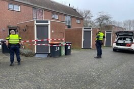 Auto rijdt tegen woning aan in Zwaag