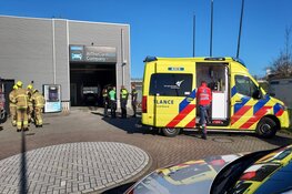 Automobilist komt vast te zitten in wasstraat in Zwaag