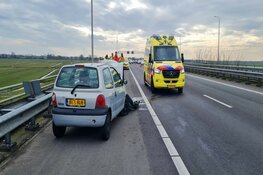 Auto in vangrail op A7 na uitwijkmanoeuvre