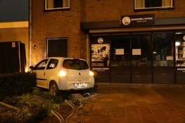 Auto tegen woning gereden in Hoorn