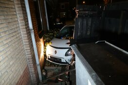 Auto tegen woning gereden in Hoorn