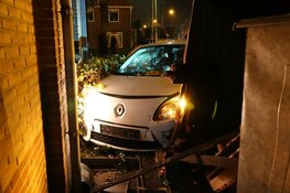 Auto tegen woning gereden in Hoorn