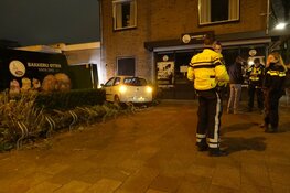 Auto tegen woning gereden in Hoorn
