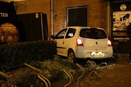 Auto tegen woning gereden in Hoorn