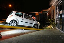 Auto tegen woning gereden in Hoorn